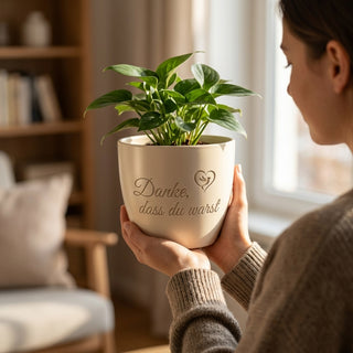 Personalisierter Blumentopf mit Gravur — Geschenk Trauer & Erinnerung — im Wohnambiente