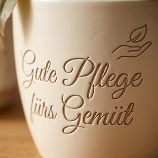 Personalisierter Blumentopf mit Gravur — Geschenk Hautarzt Praxis Team — Detailaufnahme