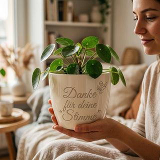Personalisierter Blumentopf — Geschenk Sprecherin „Danke für deine Stimme“ — im Wohnambiente