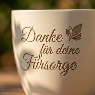 Personalisierter Blumentopf mit Gravur — Danke Geschenk für Pflegerin — Detailaufnahme