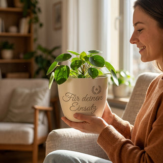 Personalisierter Blumentopf mit Gravur — Geschenk Werkstudentin Abschied — im Wohnambiente
