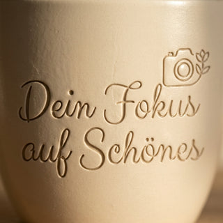 Personalisierter Blumentopf mit Gravur — Geschenk für Hobbyfotograf — Detailaufnahme