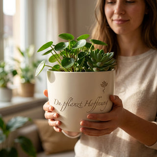 Personalisierter Blumentopf „Du pflanzt Hoffnung“ — Geschenk für Streetworker — im Wohnambiente