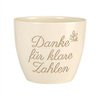 Personalisierter Blumentopf mit Gravur — Danke-Geschenk Steuerberaterin — Detailansicht der Lasergravur