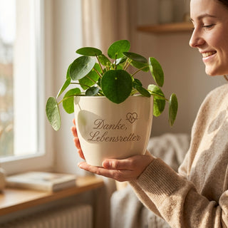 Personalisierter Blumentopf „Danke, Lebensretter“ — Geschenk Rettungssanitäter — im Wohnambiente