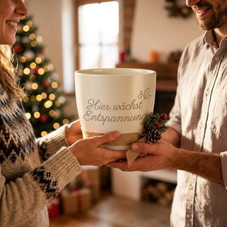 Personalisierter Blumentopf mit Gravur — Geschenk Spa Managerin zum Geburtstag — als persoenliche Geschenk-Uebergabe