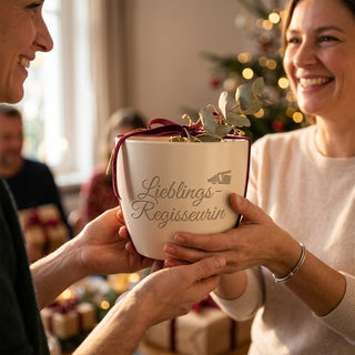 Personalisierter Blumentopf mit Gravur — Geschenk Regisseurin Filmpremiere — als persoenliche Geschenk-Uebergabe