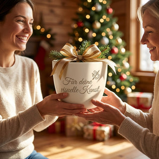 Personalisierter Blumentopf mit Gravur — Geschenk Grafikerin Geburtstag — als persoenliche Geschenk-Uebergabe