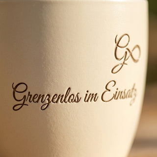 Personalisierter Blumentopf mit Gravur — Geschenk Zollbeamter Dienstjubiläum — Detailaufnahme