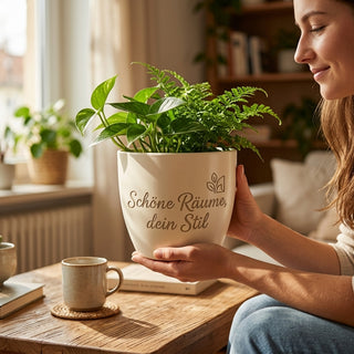 Personalisierter Blumentopf mit Gravur — Geschenk für Home Stagerin — im Wohnambiente