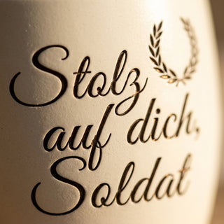 Persönliches Geschenk für Soldaten – Gravur: Stolz auf dich, Soldat — Detailaufnahme