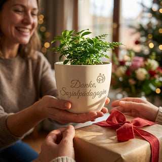 Personalisierter Blumentopf — Danke-Geschenk für Sozialpädagogin mit Gravur — als persoenliche Geschenk-Uebergabe