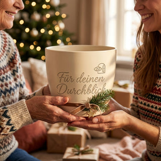 Personalisierter Blumentopf mit Gravur — Geschenk Radiologin Abschied — als persoenliche Geschenk-Uebergabe