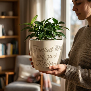 Personalisierter Blumentopf mit Gravur — Geschenk Bikerin Geburtstag Motorrad — im Wohnambiente