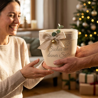 Personalisierter Blumentopf mit Gravur — Geschenk Personenschützer Dienstjubiläum — als persoenliche Geschenk-Uebergabe