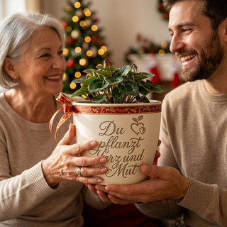 Personalisierter Blumentopf mit Gravur — Geschenk Sozialpädagogin Abschied Danke — als persoenliche Geschenk-Uebergabe