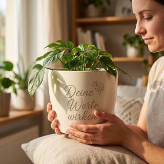 Personalisierter Blumentopf mit Gravur — Geschenk für Podcaster — im Wohnambiente