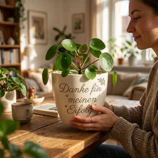 Personalisierter Blumentopf mit Gravur — Geschenk Personal Trainerin — im Wohnambiente