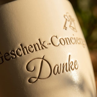 Personalisierter Blumentopf mit Gravur — Danke an deinen Geschenk-Concierge — Detailaufnahme