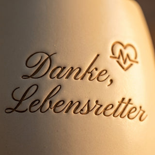 Personalisierter Blumentopf „Danke, Lebensretter“ — Geschenk Rettungssanitäter — Detailaufnahme