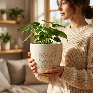 Personalisierter Blumentopf „Wärme kommt von dir“ — Geschenk SHK Heizungsbauer — im Wohnambiente