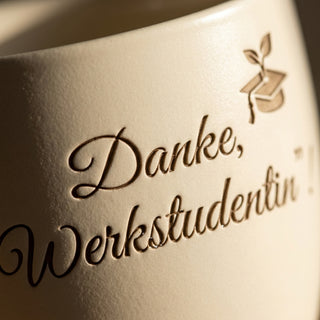 Personalisierter Blumentopf mit Gravur — Geschenk Werkstudentin zum Abschied — Detailaufnahme