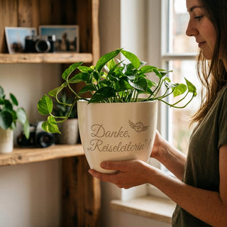 Personalisierter Blumentopf mit Gravur — Dankeschön Geschenk Reiseleiterin — im Wohnambiente
