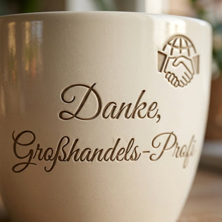 Personalisierter Blumentopf mit Gravur — Geschenk Großhandelskaufmann Danke — Detailaufnahme