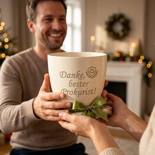 Personalisierter Blumentopf mit Gravur — Geschenk Prokurist Beförderung — als persoenliche Geschenk-Uebergabe