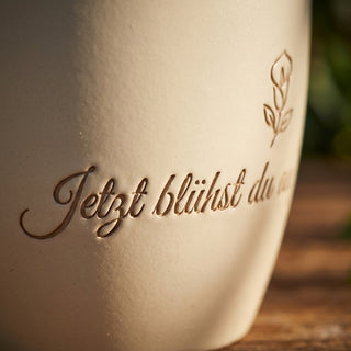 Personalisierter Blumentopf mit Gravur — Geschenk Rentnerin zur Verabschiedung — Detailaufnahme
