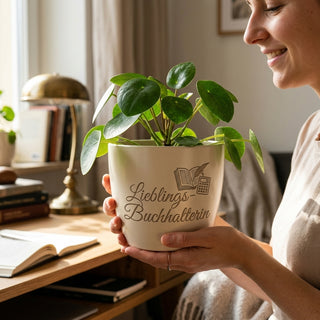 Personalisierter Blumentopf mit Gravur — Geschenk Buchhalterin Abschied — im Wohnambiente