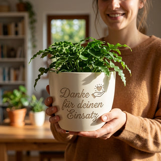Personalisierter Blumentopf »Danke für deinen Einsatz« — Geschenk Sekretärin — im Wohnambiente