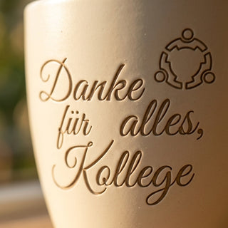 Personalisierter Blumentopf mit Gravur — Geschenk Ruheständler Abschied Kollege — Detailaufnahme
