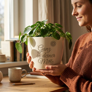 Einzigartiger Blumentopf mit Gravur – Geschenk für Reiki Meisterin — im Wohnambiente