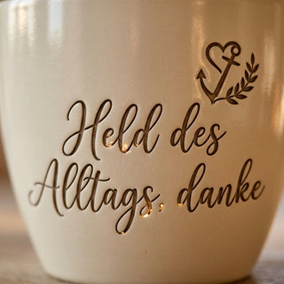 Personalisierter Blumentopf mit Gravur — Geschenk für Beamte zur Pensionierung — Detailaufnahme