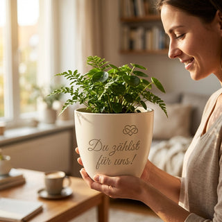 Personalisierter Blumentopf mit Gravur — Geschenk Mathelehrer Abschied — im Wohnambiente