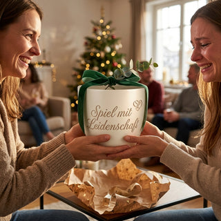 Personalisierter Blumentopf mit Gravur — Geschenk Fußballerin zum Abschied — als persoenliche Geschenk-Uebergabe