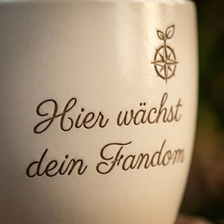 Personalisierter Blumentopf mit Gravur — Geschenk Streamerin Geburtstag — Detailaufnahme