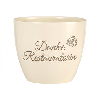 Personalisierter Blumentopf mit Gravur — Geschenk Restauratorin Abschied — Detailansicht der Lasergravur