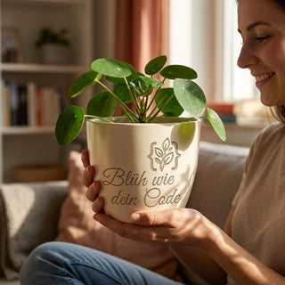 Personalisierter Blumentopf — Geschenk Webentwickler „Blüh wie dein Code“ — im Wohnambiente