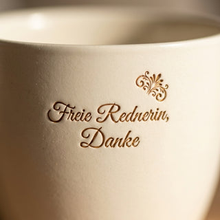 Persönliches Geschenk für die Freie Rednerin – Blumentopf mit Gravur — Detailaufnahme
