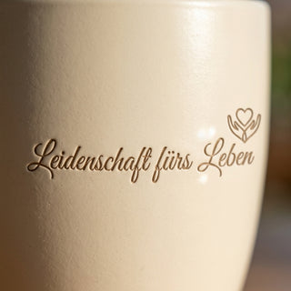 Blumentopf mit Gravur — Geschenk für Biologin — Leidenschaft fürs Leben — Detailaufnahme