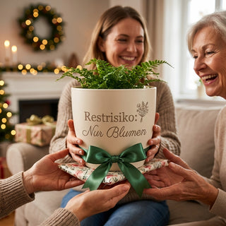 Personalisierter Blumentopf „Restrisiko: Nur Blumen“ — Geschenk Risikoanalyst — als persoenliche Geschenk-Uebergabe
