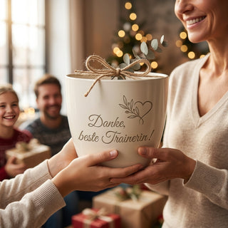 Personalisierter Blumentopf mit Gravur — Geschenk Fitnesstrainerin Dank — als persoenliche Geschenk-Uebergabe
