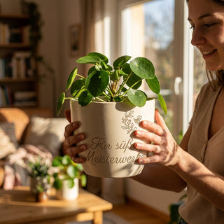 Personalisierter Blumentopf mit Gravur — Geschenk Patissière — im Wohnambiente