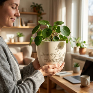 Personalisierter Blumentopf mit Gravur — Geschenk Prokurist Beförderung — im Wohnambiente