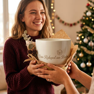 Personalisierter Blumentopf — Geschenk Flugbegleiterin mit Gravur — als persoenliche Geschenk-Uebergabe