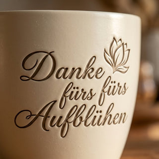 Blumentopf mit Gravur "Danke fürs Aufblühen" - Geschenk Integrationshelfer — Detailaufnahme