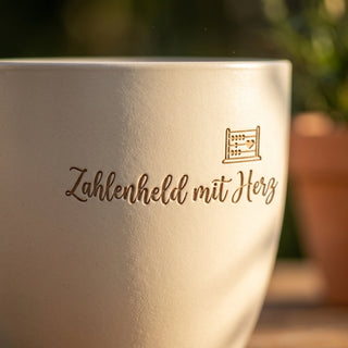 Geschenk Revisor – Gravur: Zahlenheld mit Herz | Einzigartiger Blumentopf — Detailaufnahme