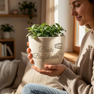 Personalisierter Blumentopf mit Gravur — Geschenk Busfahrerin Abschied — im Wohnambiente